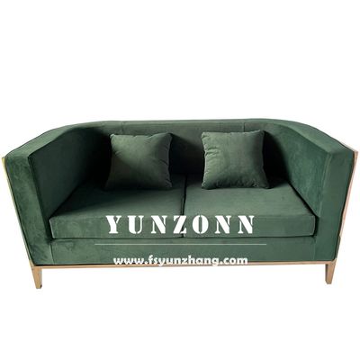 Dobra cena. Sofa dwuosobowa w stylu Mid-Century Modern ze stalową ramą i aksamitną tapicerką do luksusowego salonu w Internecie