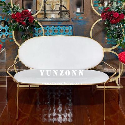 Nowoczesna sofa ślubna o nowoczesnym designie z siedziskiem z tkaniny i trwałą ramą ze stali nierdzewnej w kolorze złotym