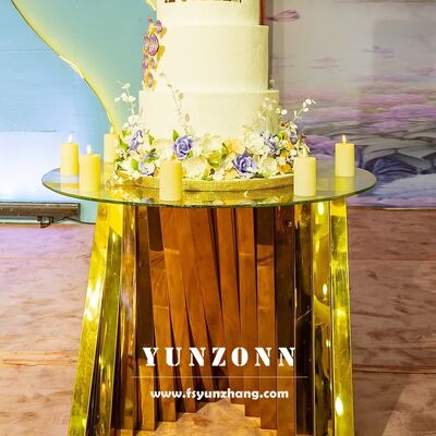 Dobra cena Biały wyświetlacz ślubny w szkle stolik z ciastkiem z okrągłym złotym gniazdem z stali nierdzewnej do mebli hotelowych w Internecie